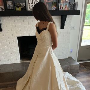 Vera Wang Brand New Never Worn Wedding Dress Size 8 $1950. (Retailed at $7500.)